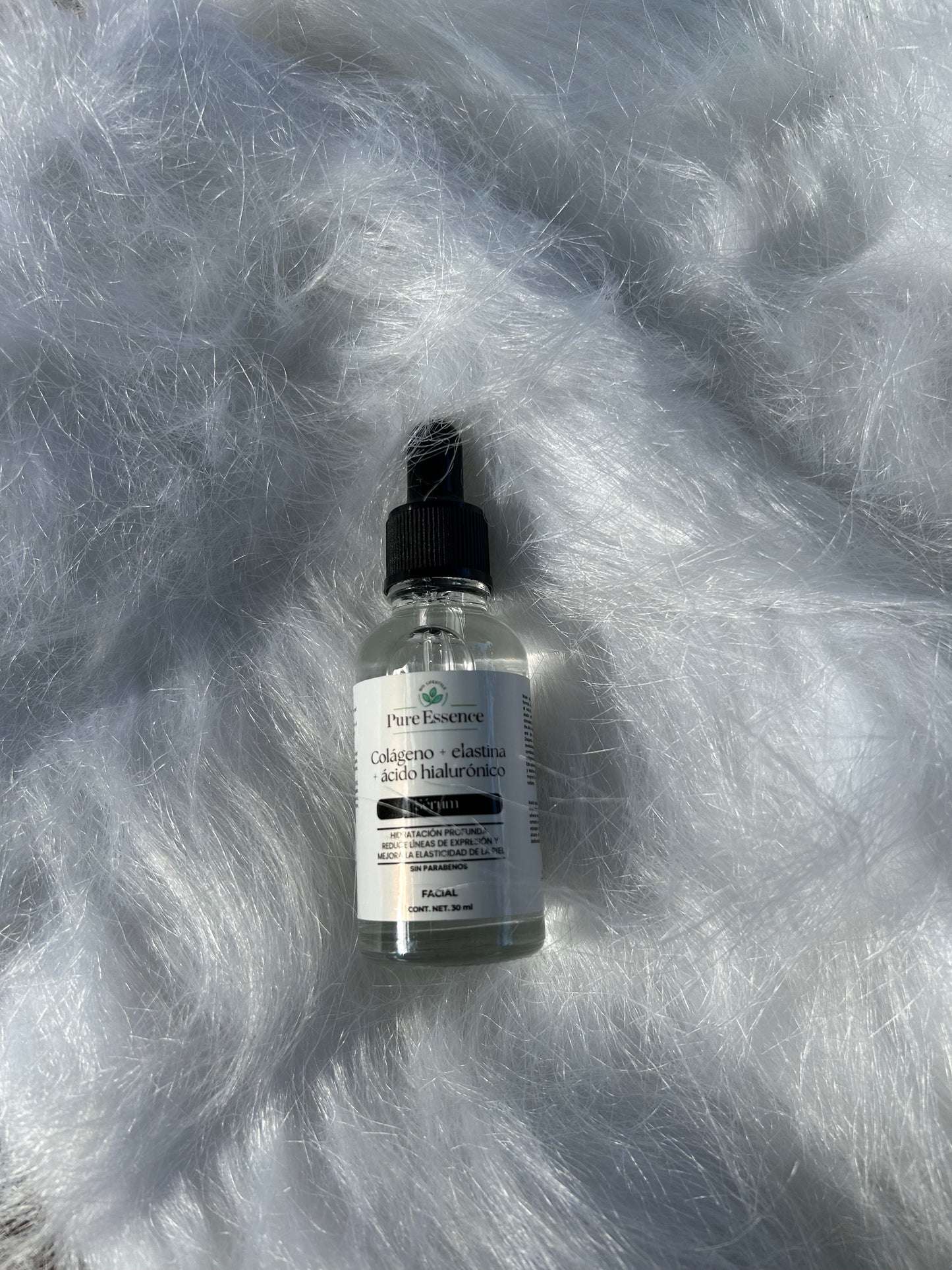 Frasco de sérum facial Pure Essence de 30 g en uso